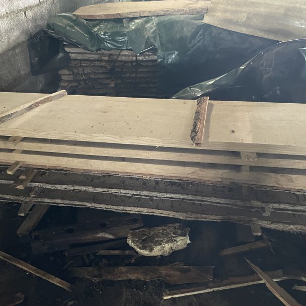 Fûts de noyer chêne frêne - Noyer - Mauzé-sur-le-Mignon (79210) - Domaine : Menuiserie